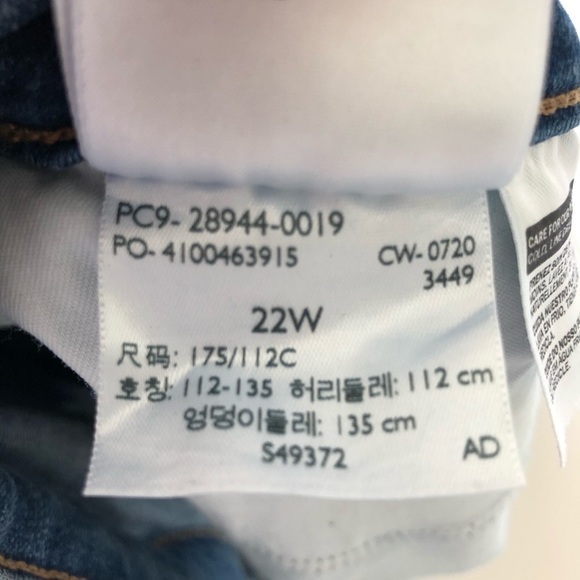 Levis Womens Plus Medium Wash Distressed Frayed Boyfriend Jeans Sz 22W - Picture 11 of 11